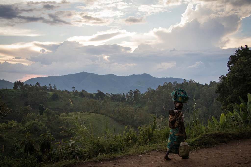 Une femme, portant son enfant, rentre chez elle dans la province du Nord-Kivu en République démocratique du Congo (photo d'archives).